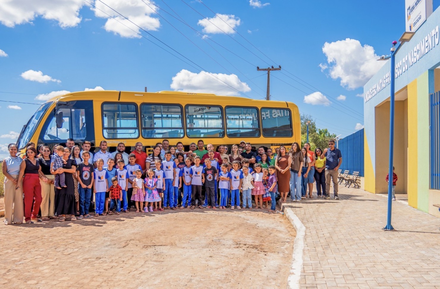 Prefeitura de Vera Mendes entrega novo ônibus escolar e reforça transporte dos estudantes da zona rural