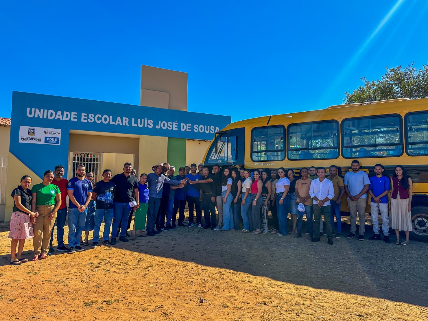 Prefeitura de Vera Mendes entrega mais um ônibus escolar e fortalece transporte dos estudantes da zona rural
